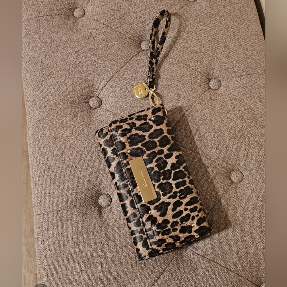 STEVE MADDEN CROSSBODY WRISTLET BAG